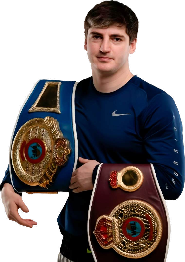 Расул Дибиров с чемпионскими поясами